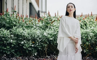 Váy cưới tay cánh dơi tối giản, phong cách thanh lịch giữa không gian sân vườn