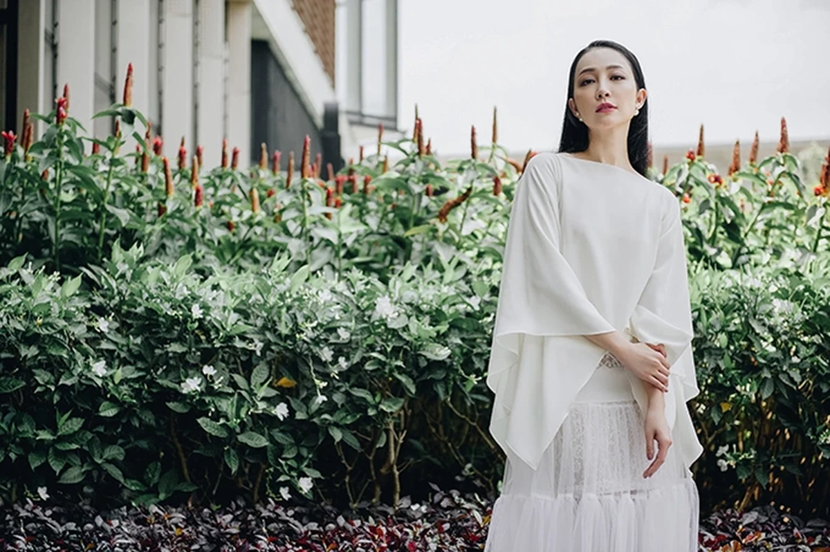 Váy cưới tay cánh dơi tối giản, phong cách thanh lịch giữa không gian sân vườn