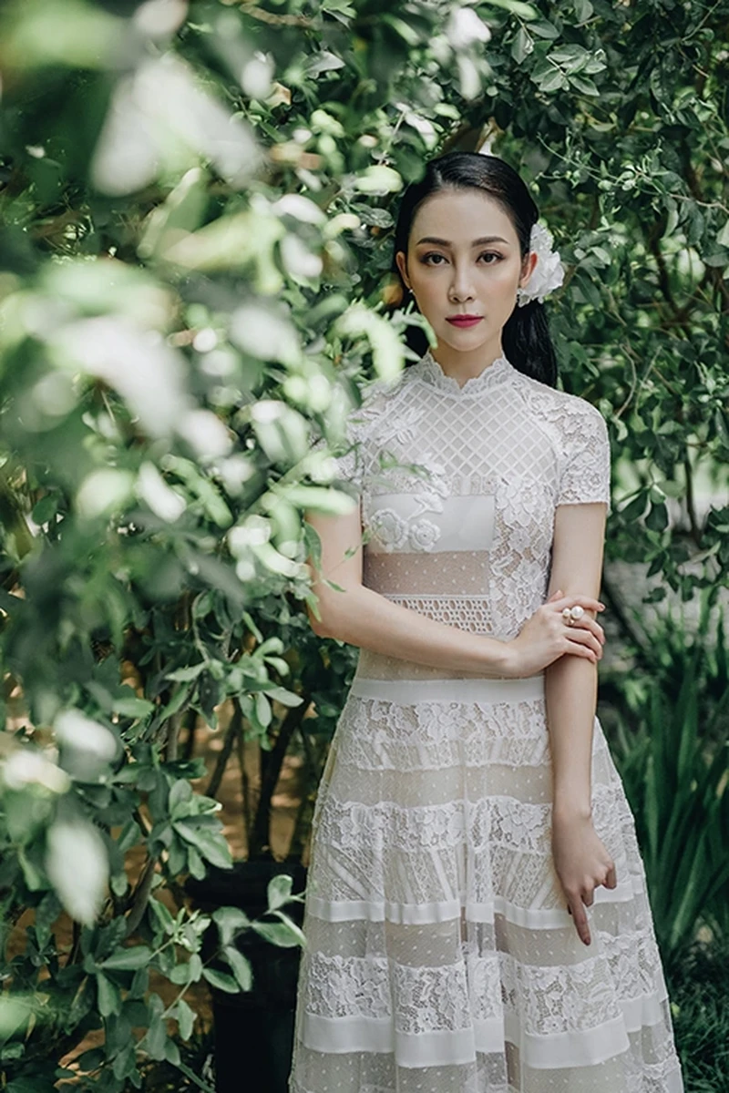 Váy cưới ren cổ cao tay ngắn, phong cách cổ điển giữa khu vườn xanh