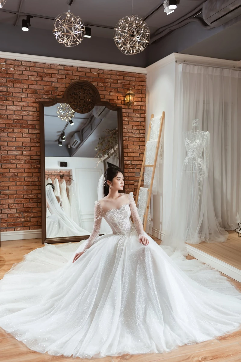 những mẫu váy trong BST mới nhất mang tên “The Emily” của thương hiệu váy cưới Hương Bridal