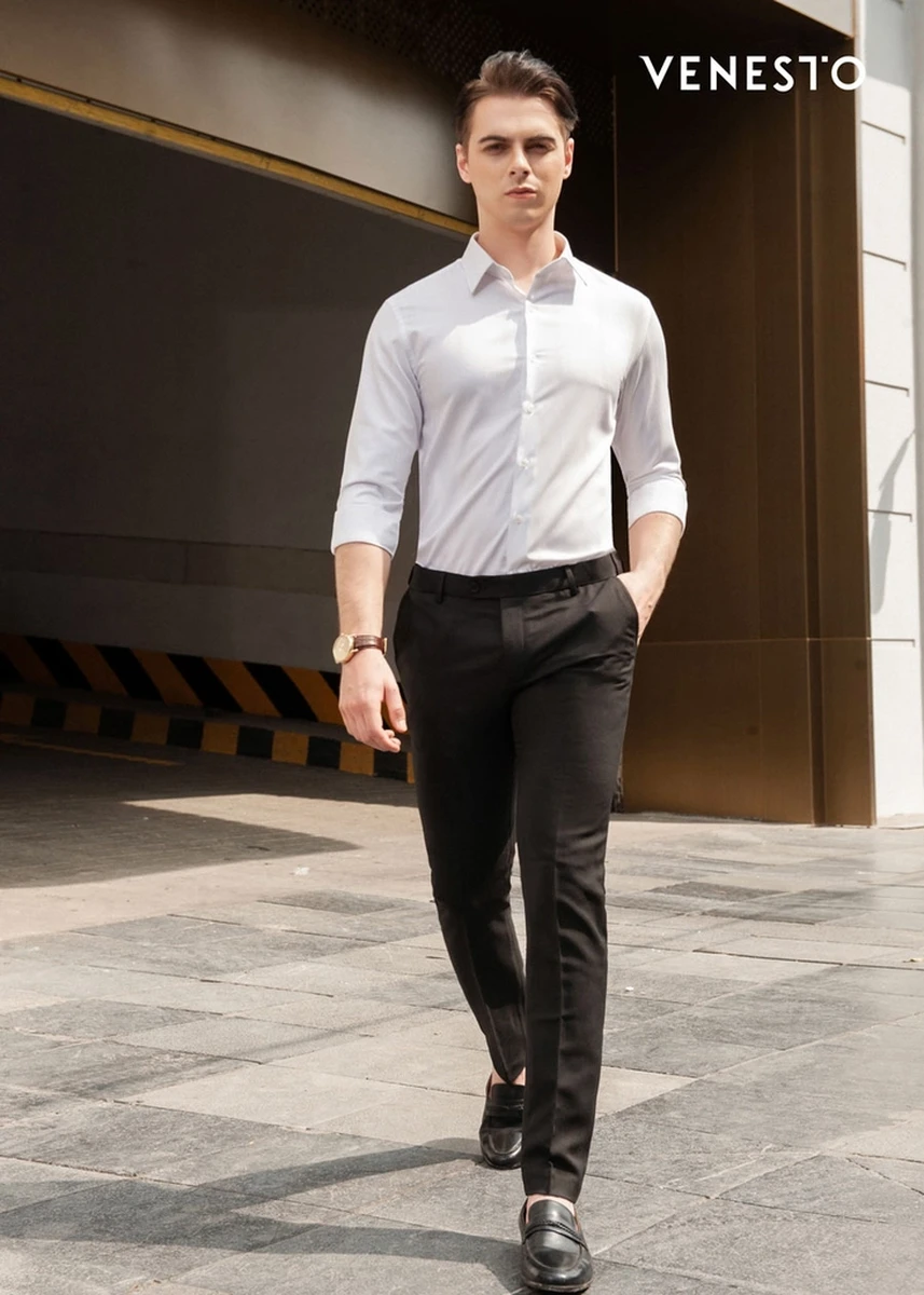 Mẫu nam mặc áo sơmi trắng, phối cùng quần tây đen