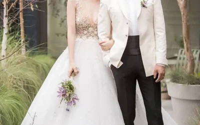 Cô dâu diện váy cưới công chúa phối thân đính đá, chú rể vest trắng thanh lịch