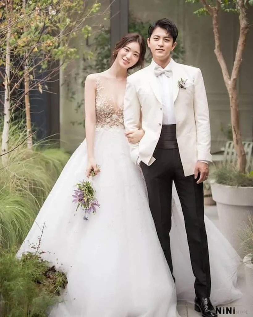 Vest chú rể màu trắng lịch lãm cho hôn lễ ngày hè