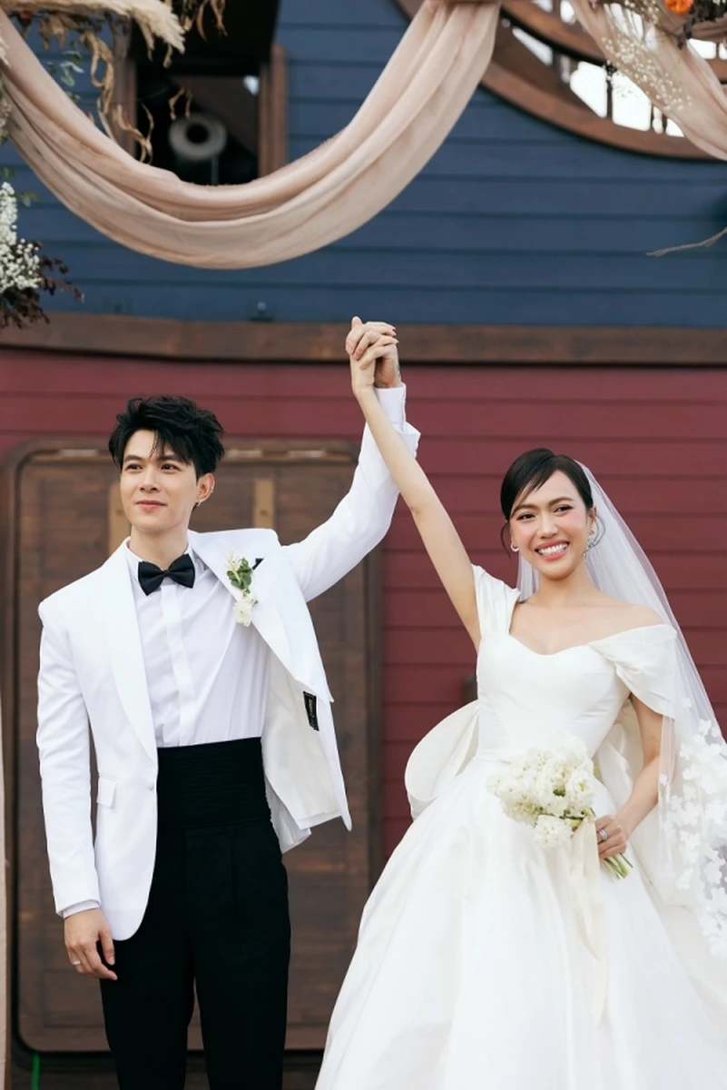 Cô dâu chú rể hạnh phúc trong đám cưới của mình