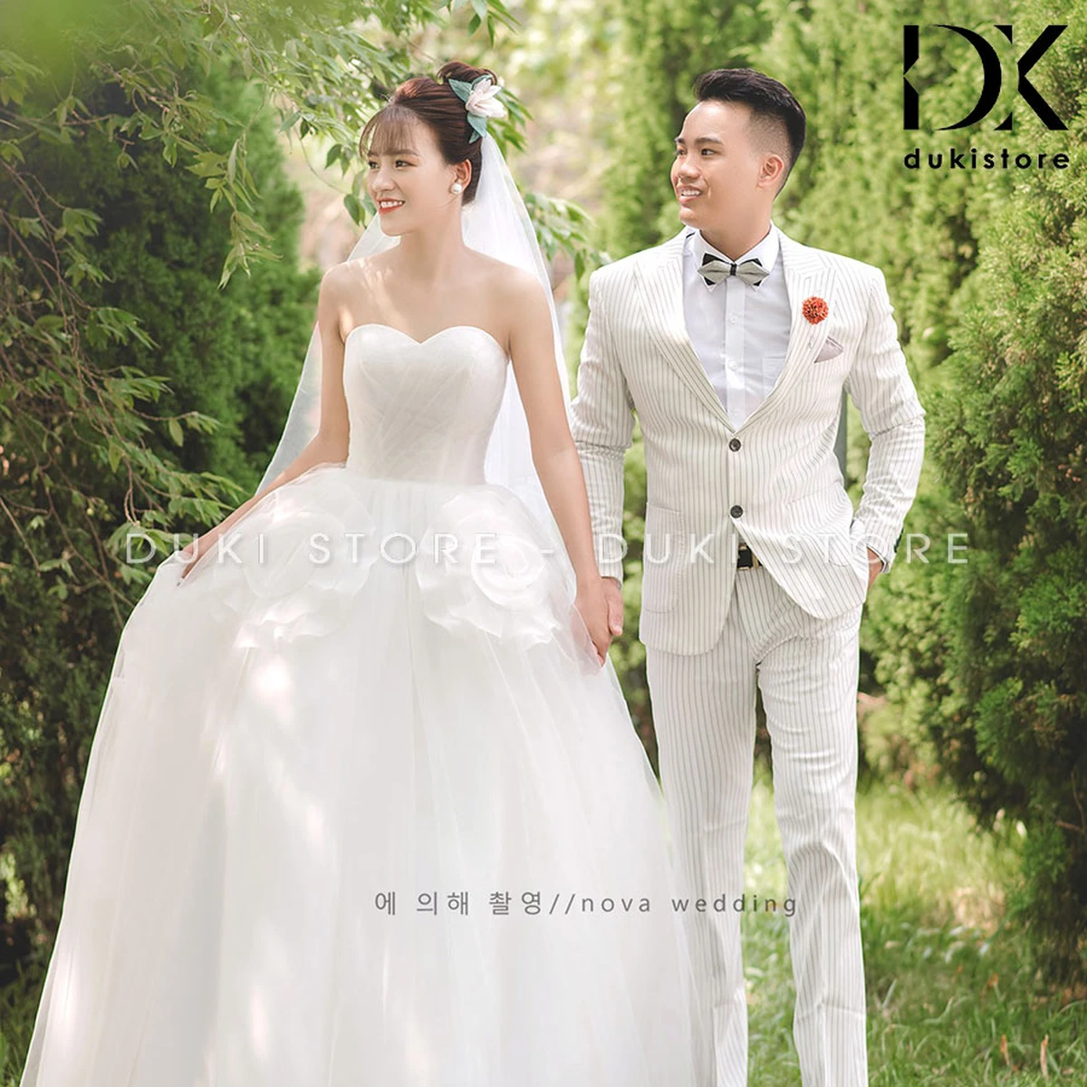 Cô dâu mặc váy cưới cúp ngực dáng công chúa, chú rể vest trắng chụp ngoại cảnh