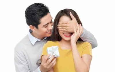 Người chồng đang tạo bất ngờ cho vợ