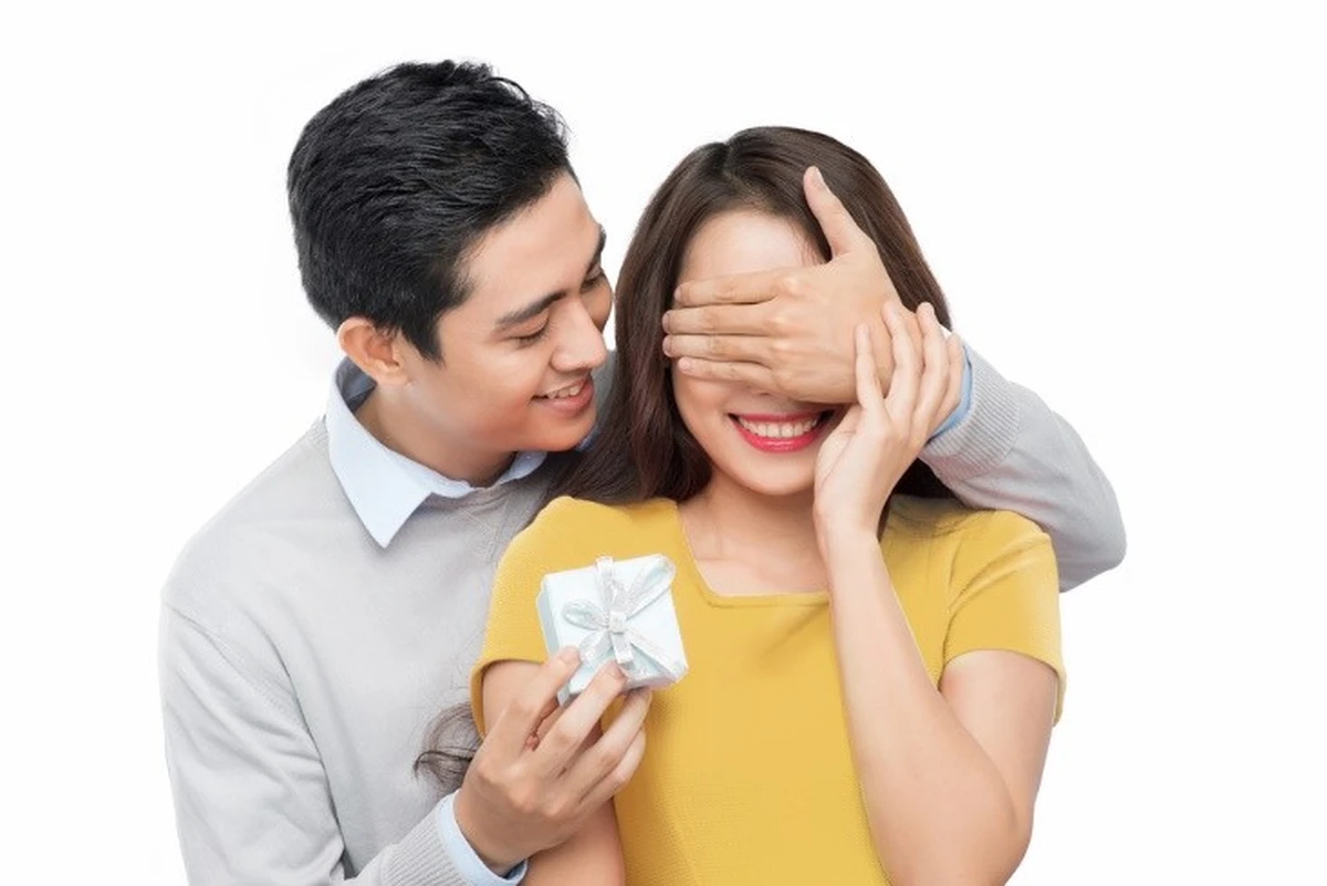 Người chồng đang tạo bất ngờ cho vợ
