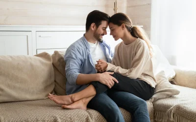 Vợ chồng đang ngồi cạnh nhau và tựa trán vào nhau