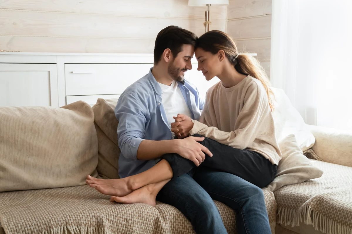 Vợ chồng đang ngồi cạnh nhau và tựa trán vào nhau
