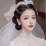 Vương miện lộng lẫy tô điểm mái tóc cô dâu