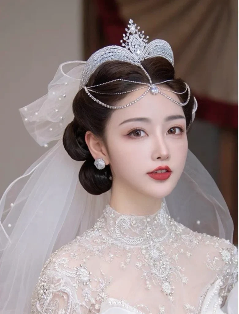Vương miện lộng lẫy tô điểm mái tóc cô dâu