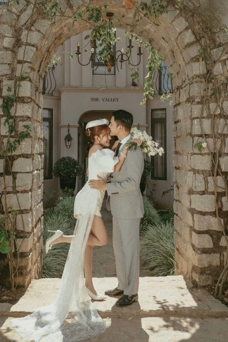 Trang phục chụp ảnh cưới của họ sẽ là cô dâu được mặc váy ngắn trên gối, chú rể mặc áo sơ mi cùng quần tây, và chọn những địa điểm quen thuộc