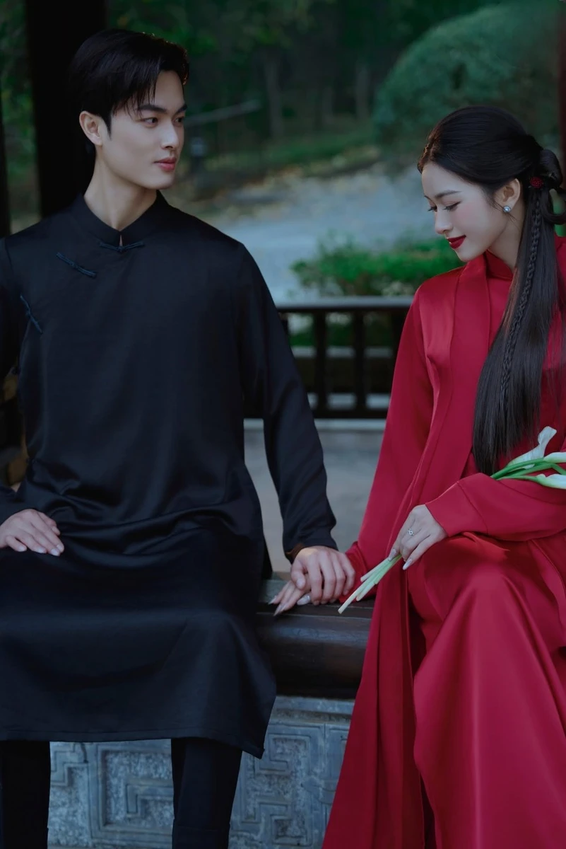 . Mặc trên mình bộ quốc phục, cặp đôi lại toát lên vẻ đẹp riêng của con người Á Đông không hòa lẫn