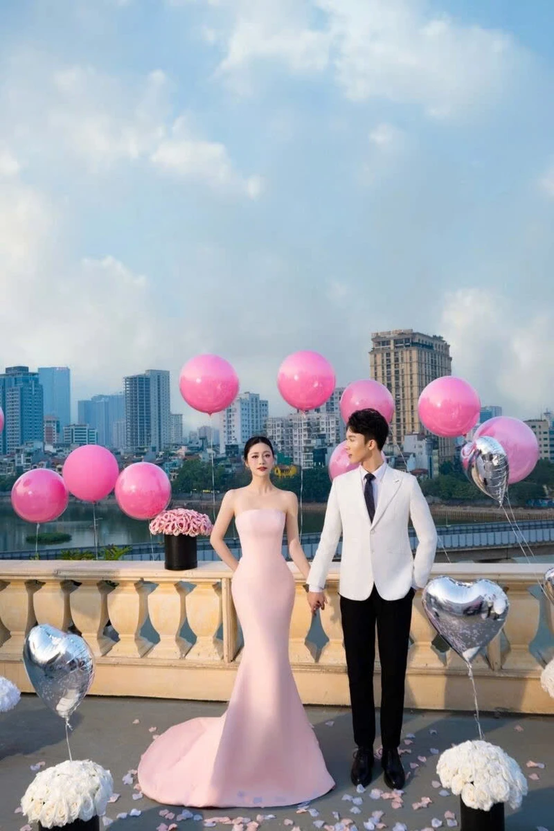 Cô dâu chú rể chụp hình với concept hồng trắng