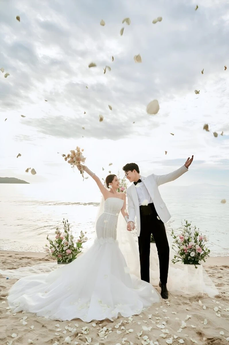 Chụp ảnh cưới ở biển năng động và hạnh phúc